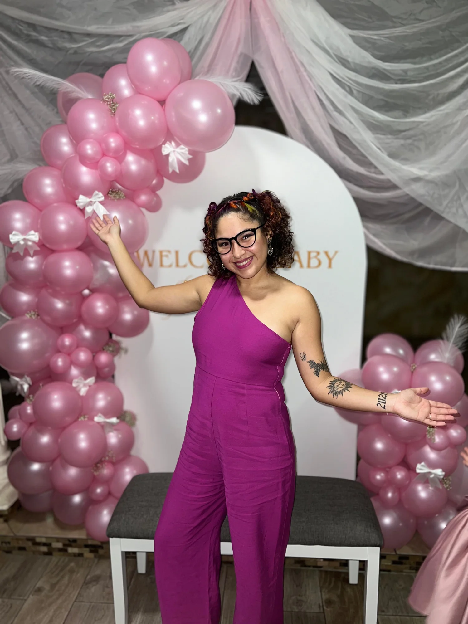 Arreglo de globos rosados y fondo blanco para baby shower