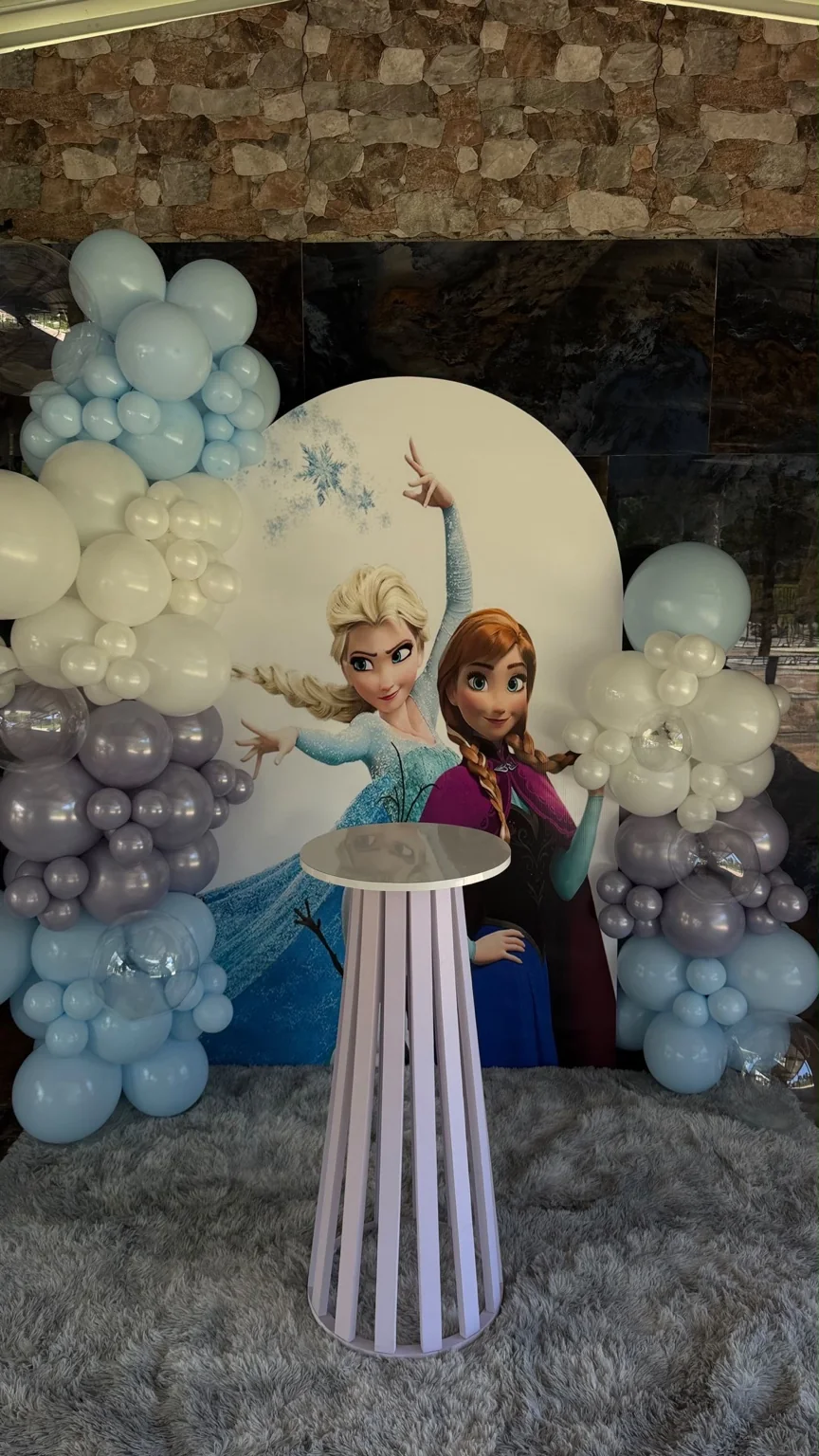 Decoración de cumpleaños con globos azules blancos y lilas